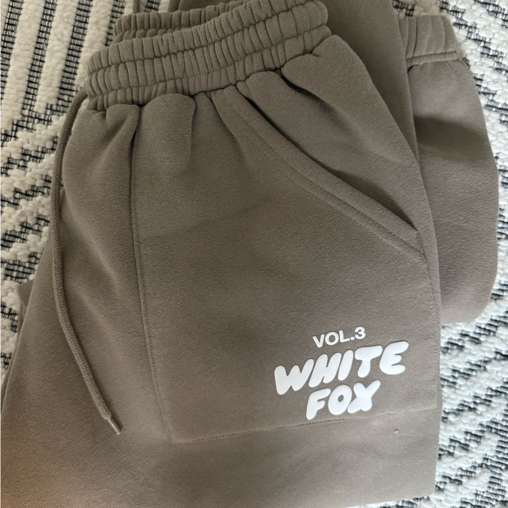 White Fox women’s Jogger / sweatpants. Cinched ankle. medium